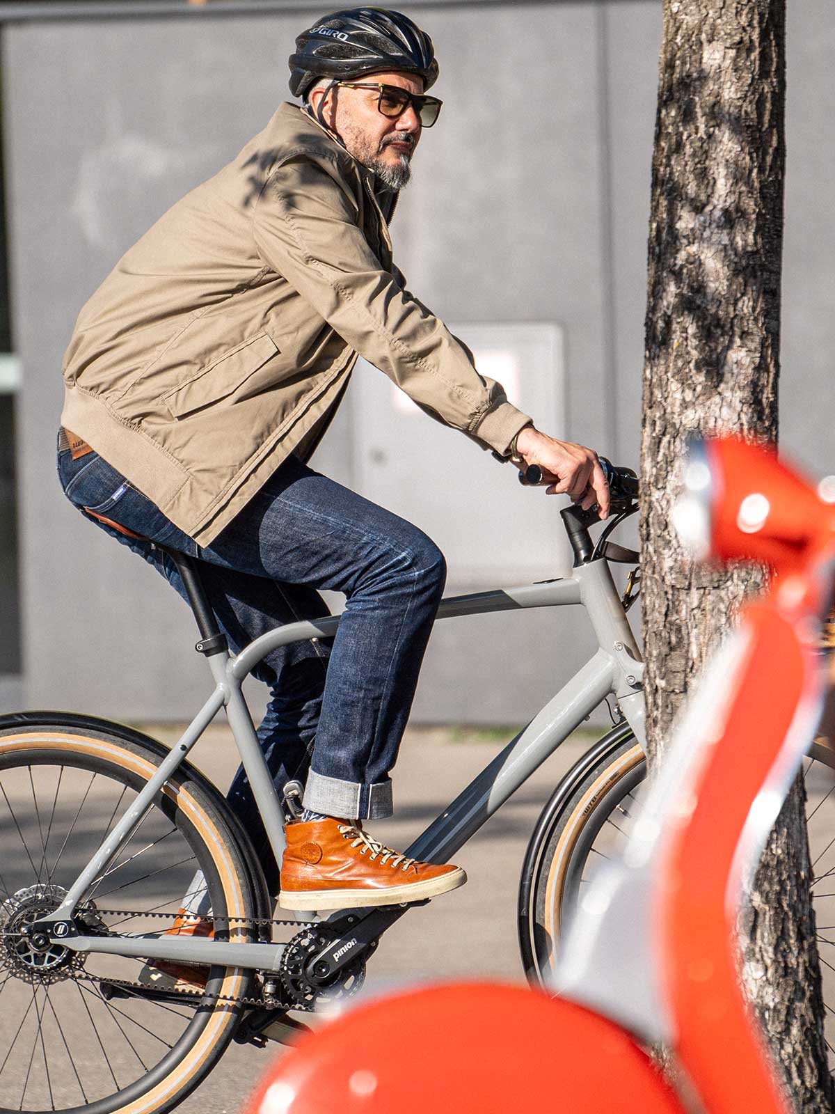 Ein Mann fährt auf einem E-BIKE und trägt einen abriebfesten Blouson der Marke For-Legends by Caduff, ideal für urban mobility - for-legends.com. A man rides a E-BIKE wearing an abrasion-resistant Blouson by For-Legends by Caduff, ideal for urban mobility - for-legends.com