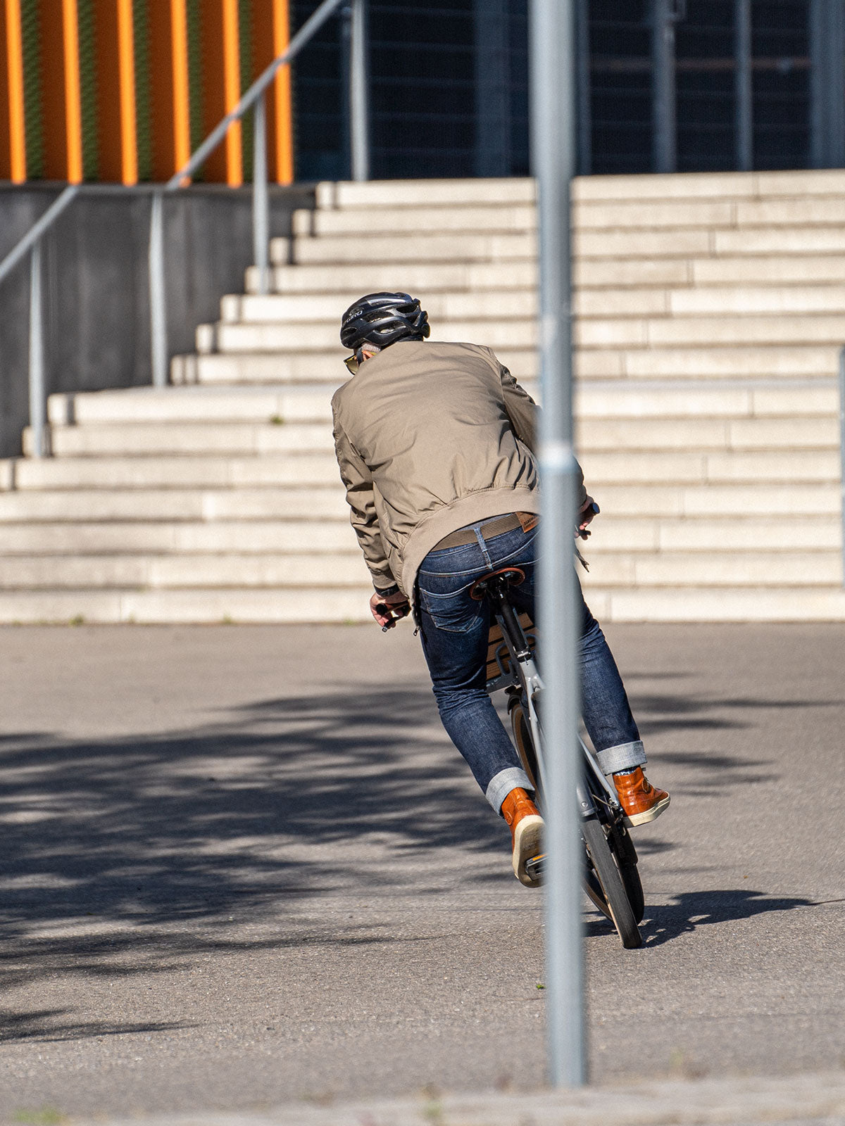 Ein Mann fährt auf einem E-BIKE und trägt einen abriebfesten Blouson der Marke For-Legends by Caduff, ideal für urban mobility - for-legends.com. A man rides a E-BIKE wearing an abrasion-resistant Blouson by For-Legends by Caduff, ideal for urban mobility - for-legends.com
