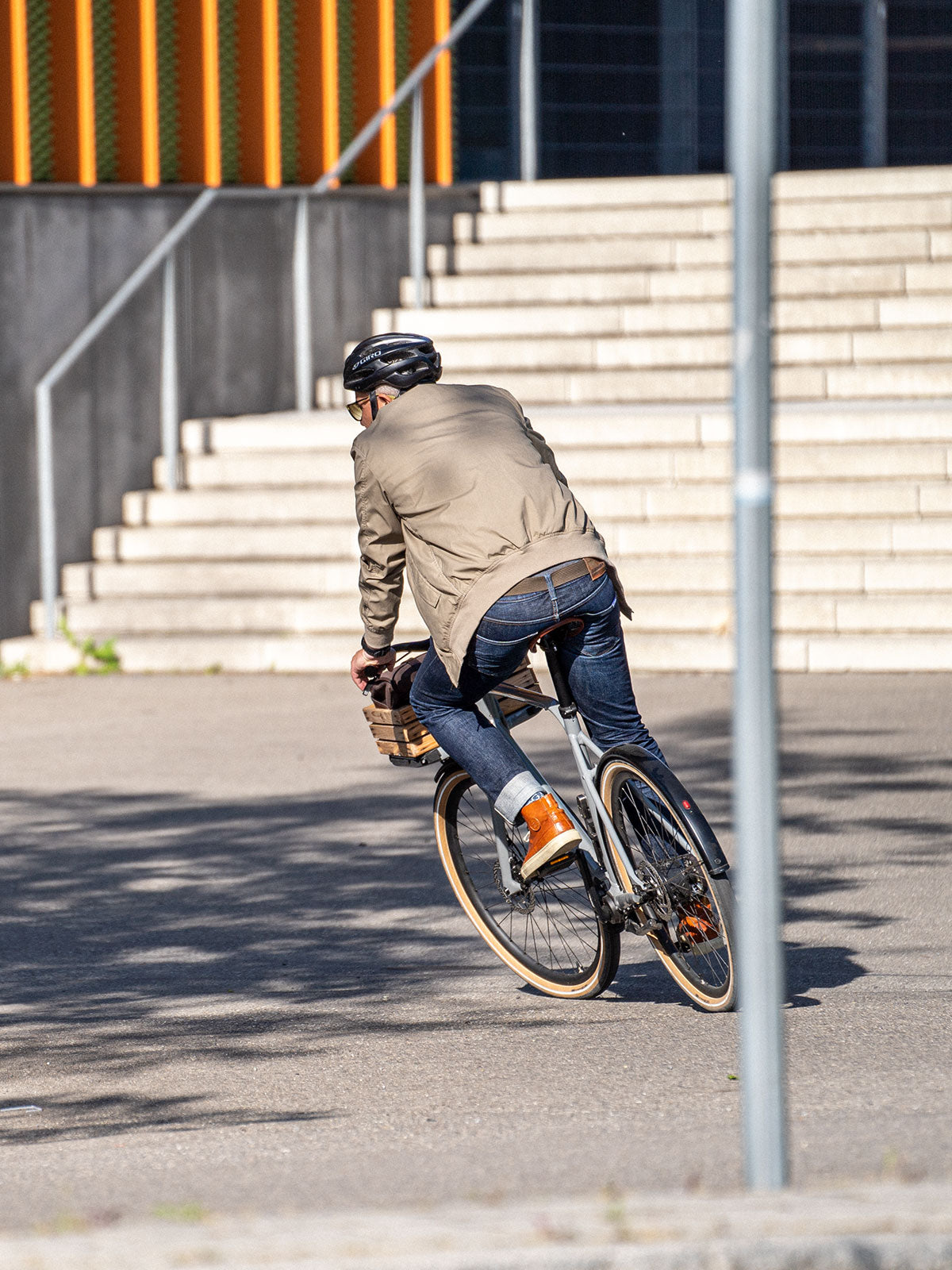Ein Mann fährt auf einem E-BIKE und trägt einen abriebfesten Blouson der Marke For-Legends by Caduff, ideal für urban mobility - for-legends.com. A man rides a E-BIKE wearing an abrasion-resistant Blouson by For-Legends by Caduff, ideal for urban mobility - for-legends.com