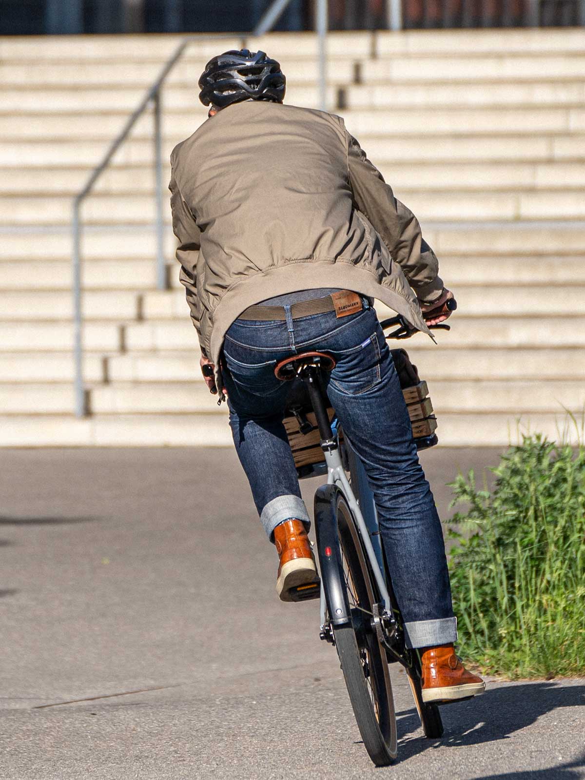 Ein Mann fährt auf einem E-BIKE und trägt einen abriebfesten Blouson der Marke For-Legends by Caduff, ideal für urban mobility - for-legends.com. A man rides a E-BIKE wearing an abrasion-resistant Blouson by For-Legends by Caduff, ideal for urban mobility - for-legends.com