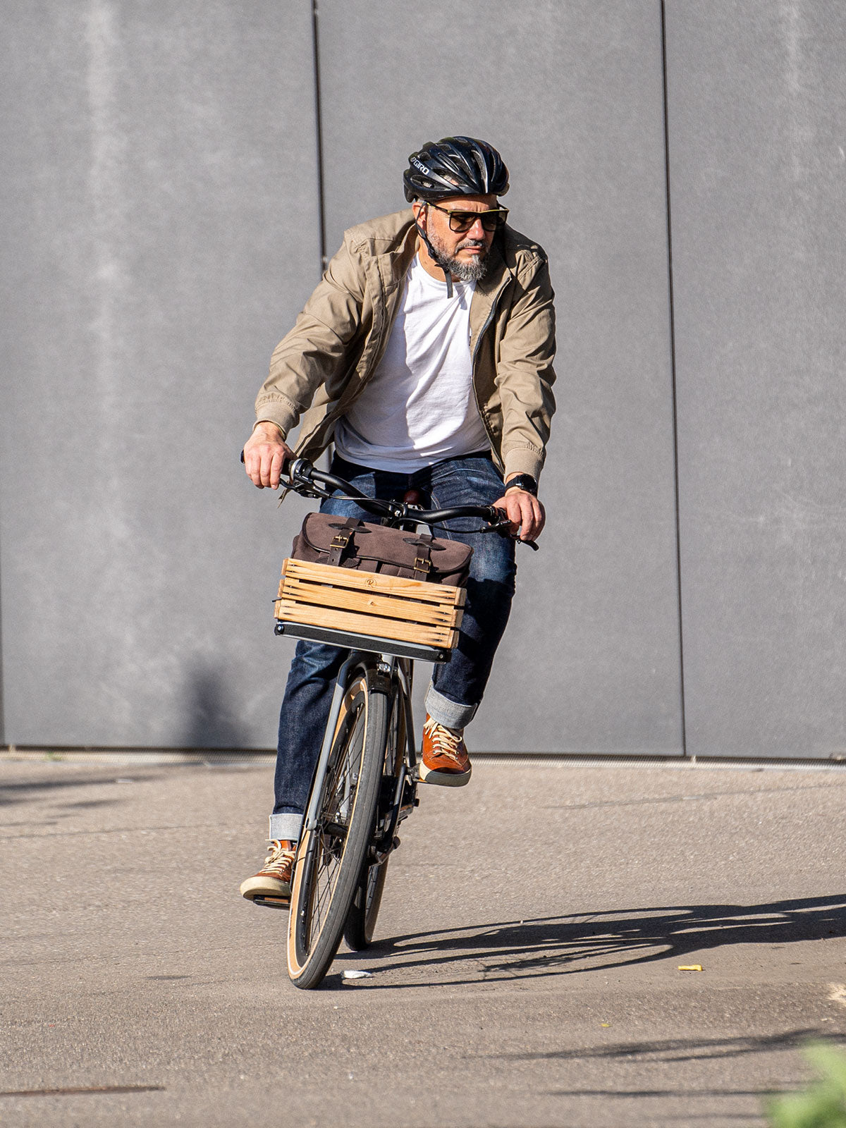 Ein Mann fährt auf einem E-BIKE und trägt einen abriebfesten Blouson der Marke For-Legends by Caduff, ideal für urban mobility - for-legends.com. A man rides a E-BIKE wearing an abrasion-resistant Blouson by For-Legends by Caduff, ideal for urban mobility - for-legends.com