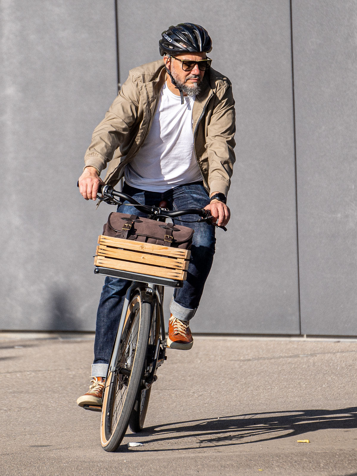 Ein Mann fährt auf einem E-BIKE und trägt einen abriebfesten Blouson der Marke For-Legends by Caduff, ideal für urban mobility - for-legends.com. A man rides a E-BIKE wearing an abrasion-resistant Blouson by For-Legends by Caduff, ideal for urban mobility - for-legends.com