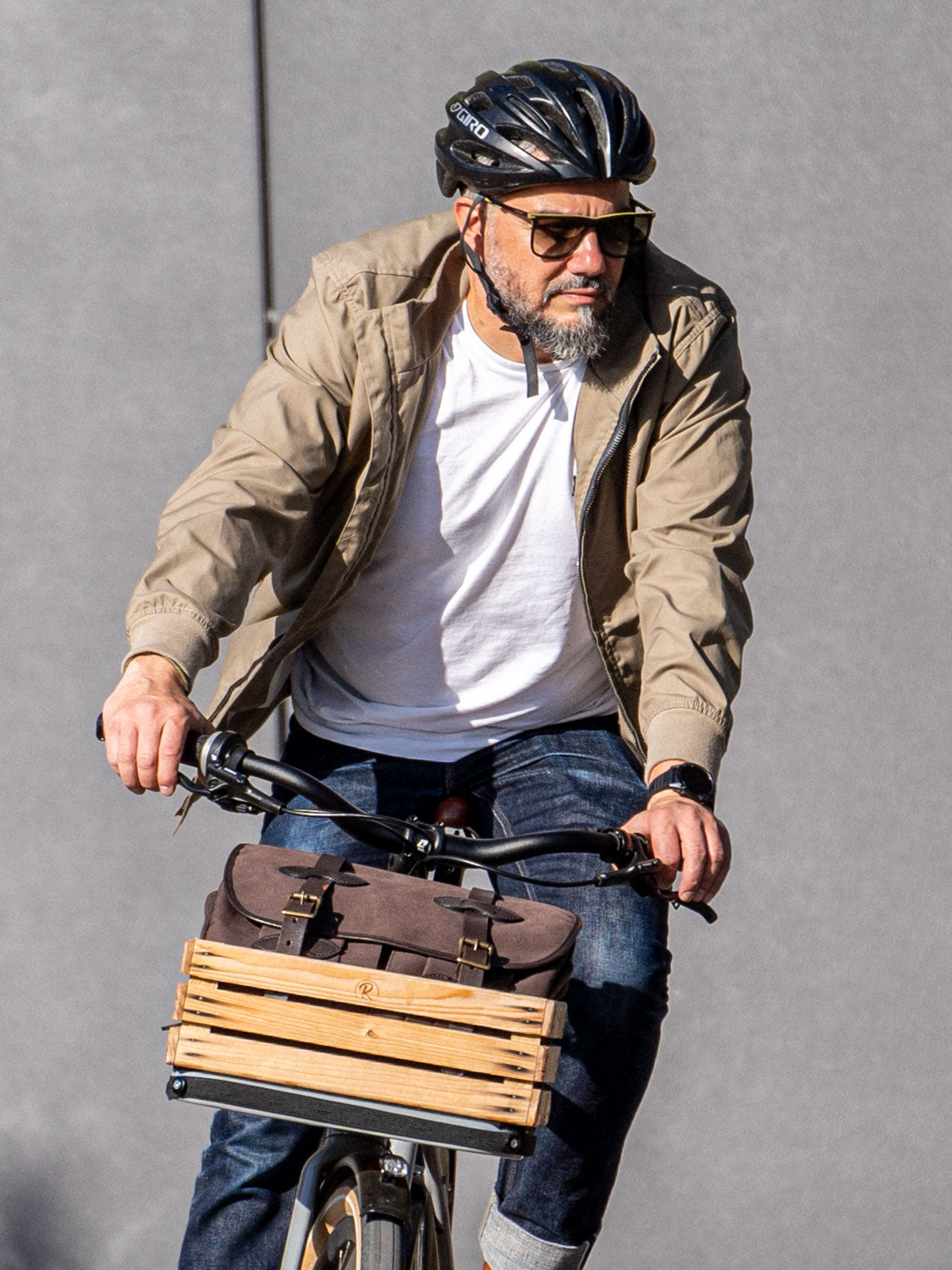 Ein Mann fährt auf einem E-BIKE und trägt einen abriebfesten Blouson der Marke For-Legends by Caduff, ideal für urban mobility - for-legends.com. A man rides a E-BIKE wearing an abrasion-resistant Blouson by For-Legends by Caduff, ideal for urban mobility - for-legends.com