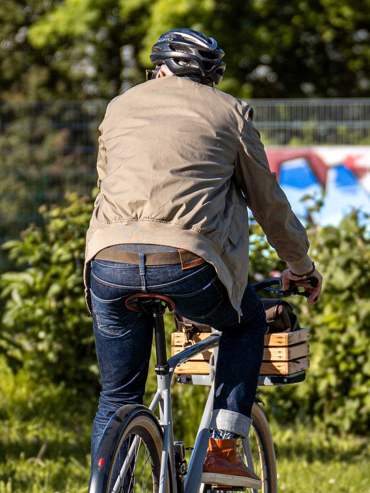 Ein Mann fährt auf einem E-BIKE und trägt einen abriebfesten Blouson der Marke For-Legends by Caduff, ideal für urban mobility - for-legends.com. A man rides a E-BIKE wearing an abrasion-resistant Blouson by For-Legends by Caduff, ideal for urban mobility - for-legends.com