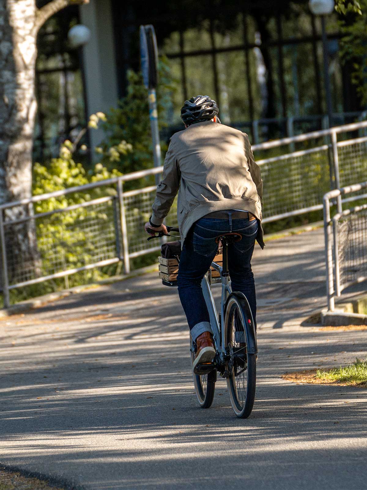 Ein Mann fährt auf einem E-BIKE und trägt einen abriebfesten Blouson der Marke For-Legends by Caduff, ideal für urban mobility - for-legends.com. A man rides a E-BIKE wearing an abrasion-resistant Blouson by For-Legends by Caduff, ideal for urban mobility - for-legends.com
