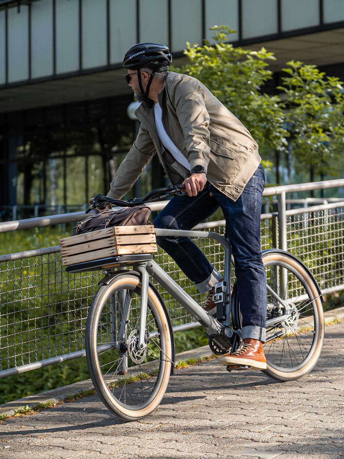 Ein Mann fährt auf einem E-BIKE und trägt einen abriebfesten Blouson der Marke For-Legends by Caduff, ideal für urban mobility - for-legends.com. A man rides a E-BIKE wearing an abrasion-resistant Blouson by For-Legends by Caduff, ideal for urban mobility - for-legends.com