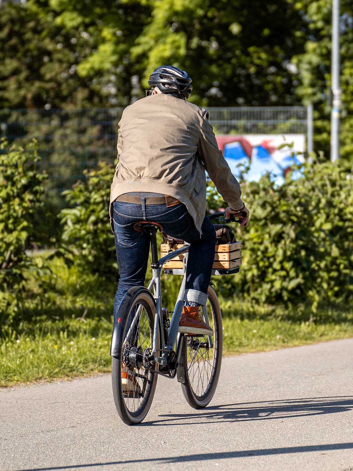 Ein Mann fährt auf einem E-BIKE und trägt einen abriebfesten Blouson der Marke For-Legends by Caduff, ideal für urban mobility - for-legends.com. A man rides a E-BIKE wearing an abrasion-resistant Blouson by For-Legends by Caduff, ideal for urban mobility - for-legends.com