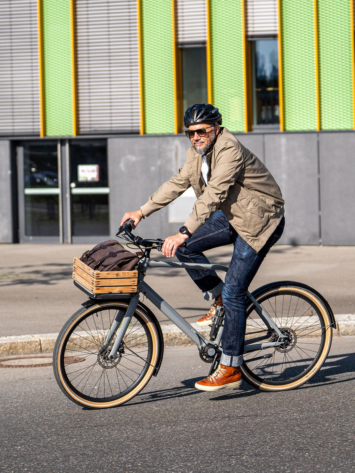 Ein Mann fährt auf einem E-BIKE und trägt einen abriebfesten Blouson der Marke For-Legends by Caduff, ideal für urban mobility - for-legends.com. A man rides a E-BIKE wearing an abrasion-resistant Blouson by For-Legends by Caduff, ideal for urban mobility - for-legends.com