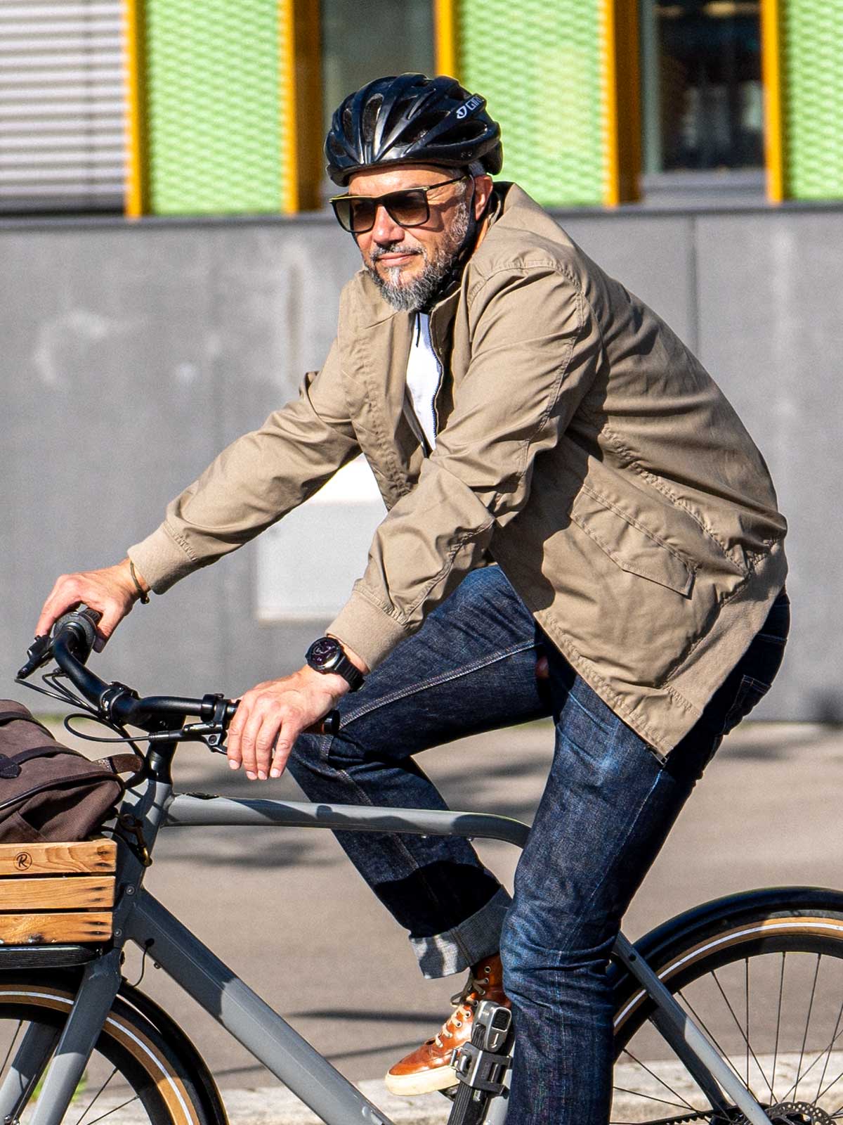 Ein Mann fährt auf einem E-BIKE und trägt einen abriebfesten Blouson der Marke For-Legends by Caduff, ideal für urban mobility - for-legends.com. A man rides a E-BIKE wearing an abrasion-resistant Blouson by For-Legends by Caduff, ideal for urban mobility - for-legends.com