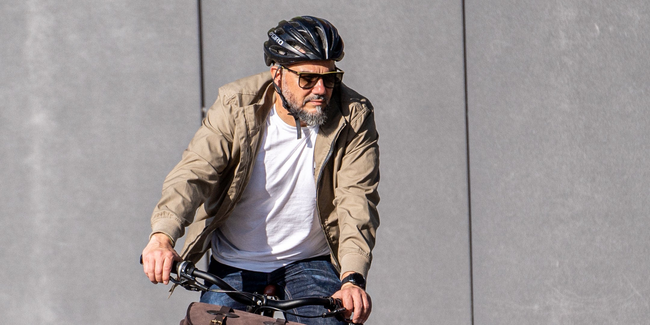 Ein Mann fährt auf einem E-BIKE und trägt einen abriebfesten Blouson der Marke For-Legends by Caduff, ideal für urban mobility - for-legends.com. A man rides a E-BIKE wearing an abrasion-resistant Blouson by For-Legends by Caduff, ideal for urban mobility - for-legends.com