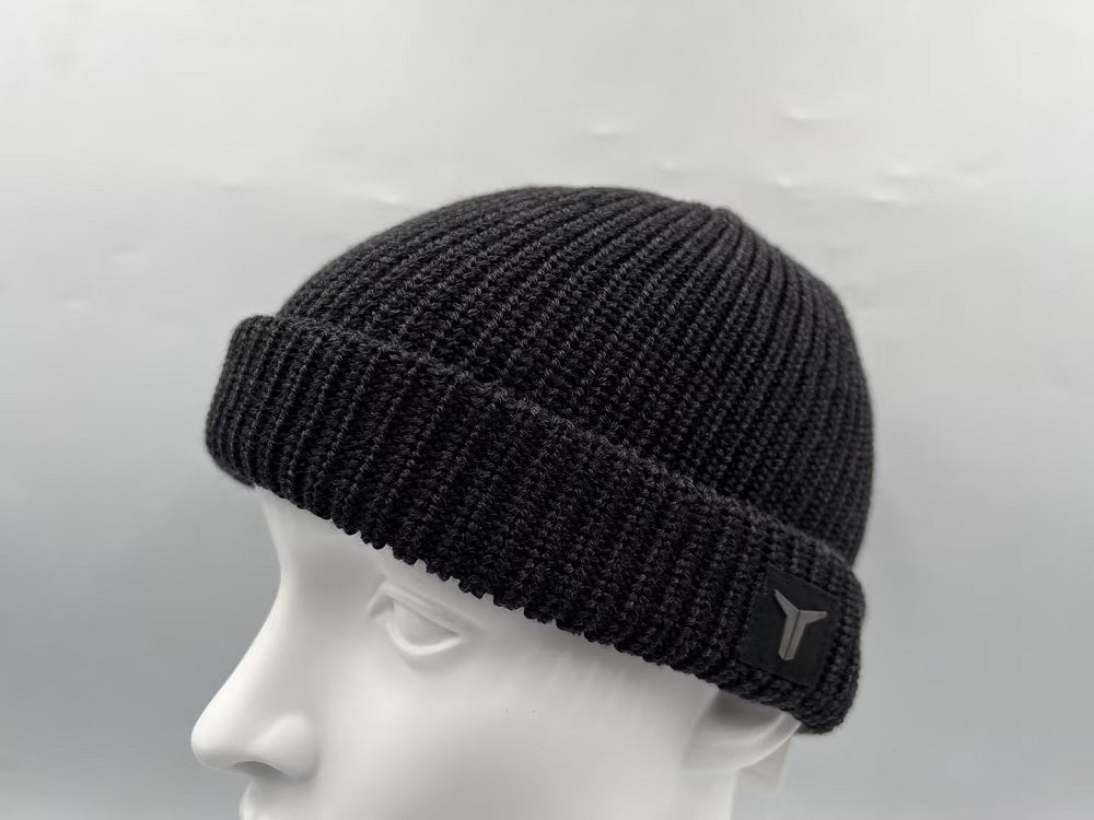 Humanely raised mulesing-free finest merino wool beanie from for-legends.com by Caduff, soft, breathable, and perfect for cold winter days. / Mulesing-freie Beanie aus humanely raised feinster Merinowolle von for-legends.com by Caduff, weich, atmungsaktiv und ideal für kalte Wintertage.
