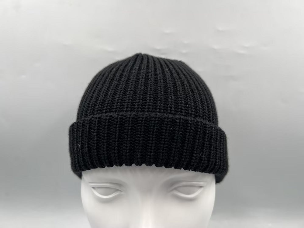 Humanely raised mulesing-free finest merino wool beanie from for-legends.com by Caduff, soft, breathable, and perfect for cold winter days. / Mulesing-freie Beanie aus humanely raised feinster Merinowolle von for-legends.com by Caduff, weich, atmungsaktiv und ideal für kalte Wintertage.