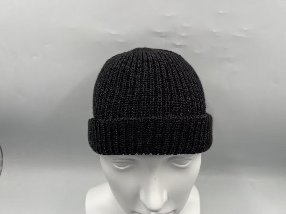 Humanely raised mulesing-free finest merino wool beanie from for-legends.com by Caduff, soft, breathable, and perfect for cold winter days. / Mulesing-freie Beanie aus humanely raised feinster Merinowolle von for-legends.com by Caduff, weich, atmungsaktiv und ideal für kalte Wintertage.