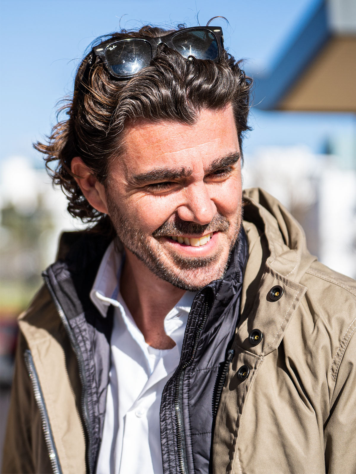 Ein Mann trägt einen abriebfesten Parka der Marke For-Legends by Caduff, ideal für urban mobility - for-legends.com. A man wearing an abrasion-resistant parka by For-Legends by Caduff, ideal for urban mobility - for-legends.com.