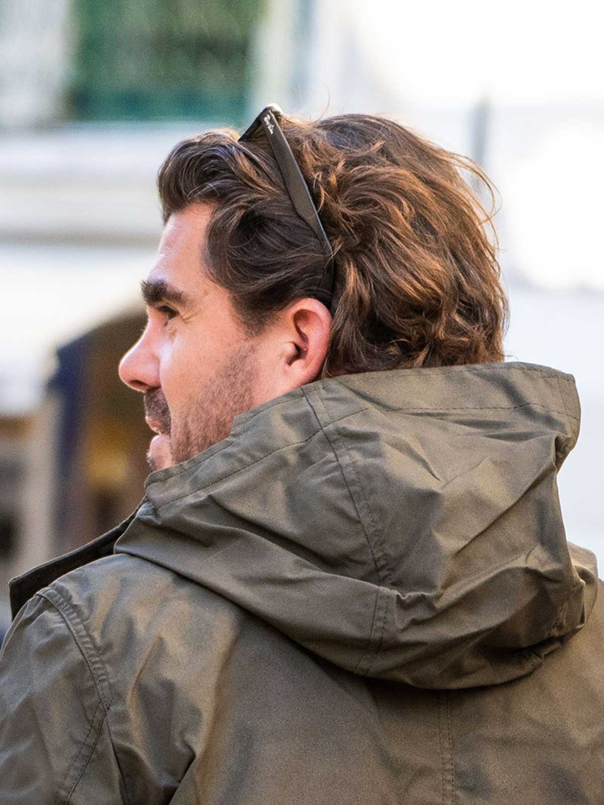 Ein Mann trägt einen abriebfesten Parka der Marke For-Legends by Caduff, ideal für urban mobility - for-legends.com. A man wearing an abrasion-resistant parka by For-Legends by Caduff, ideal for urban mobility - for-legends.com.