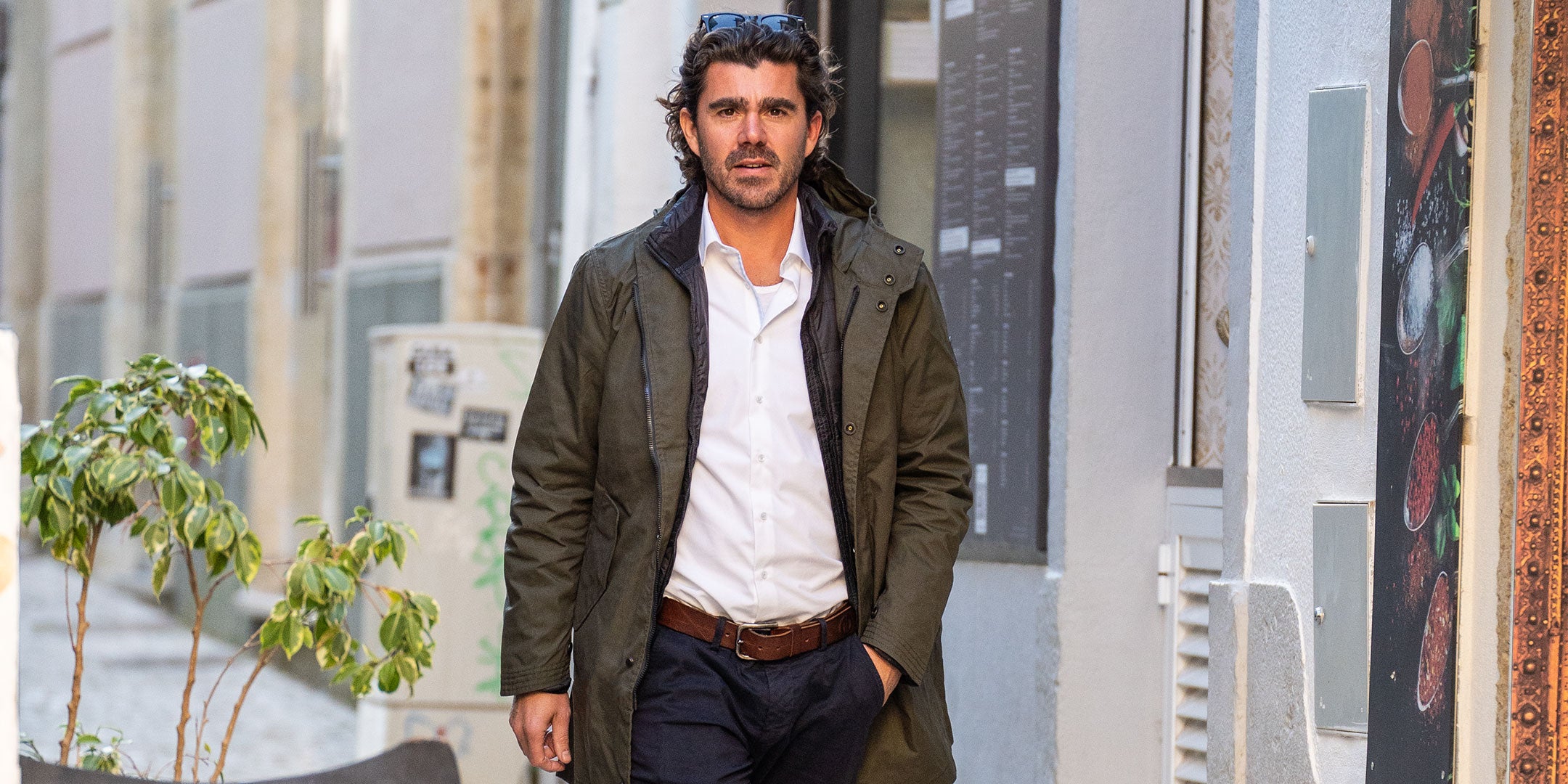 Ein Mann trägt einen abriebfesten Parka der Marke For-Legends by Caduff, ideal für urban mobility - for-legends.com. A man wearing an abrasion-resistant parka by For-Legends by Caduff, ideal for urban mobility - for-legends.com.