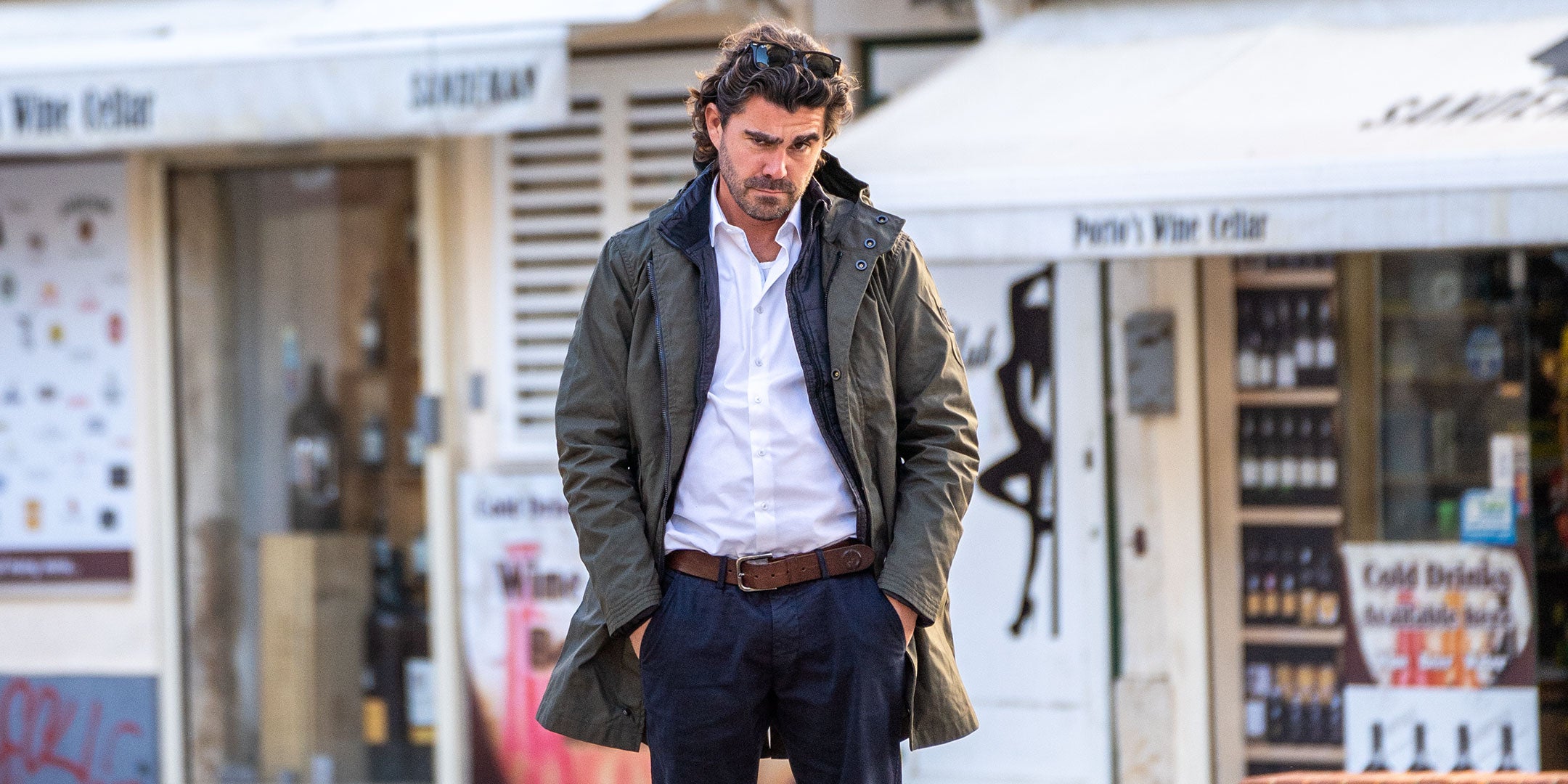 Ein Mann trägt einen abriebfesten Parka der Marke For-Legends by Caduff, ideal für urban mobility - for-legends.com. A man wearing an abrasion-resistant parka by For-Legends by Caduff, ideal for urban mobility - for-legends.com.