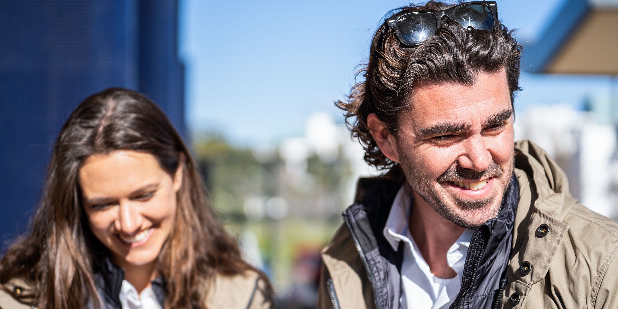 Ein Mann trägt einen abriebfesten Parka der Marke For-Legends by Caduff, ideal für urban mobility - for-legends.com. A man wearing an abrasion-resistant parka by For-Legends by Caduff, ideal for urban mobility - for-legends.com.