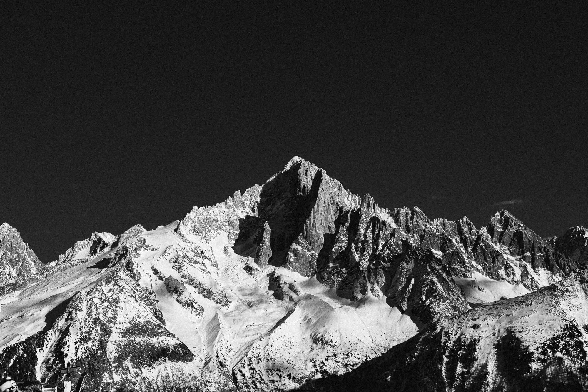 Snow-covered mountain peak under a dramatic cloudy sky, symbolizing adventure and durability—perfect inspiration for premium winter parkas available at for-legends.com | Schneebedeckter Berggipfel unter dramatischem Wolkenhimmel, Symbol für Abenteuer und Langlebigkeit—perfekte Inspiration für hochwertige Winterparkas im Shop von for-legends.com