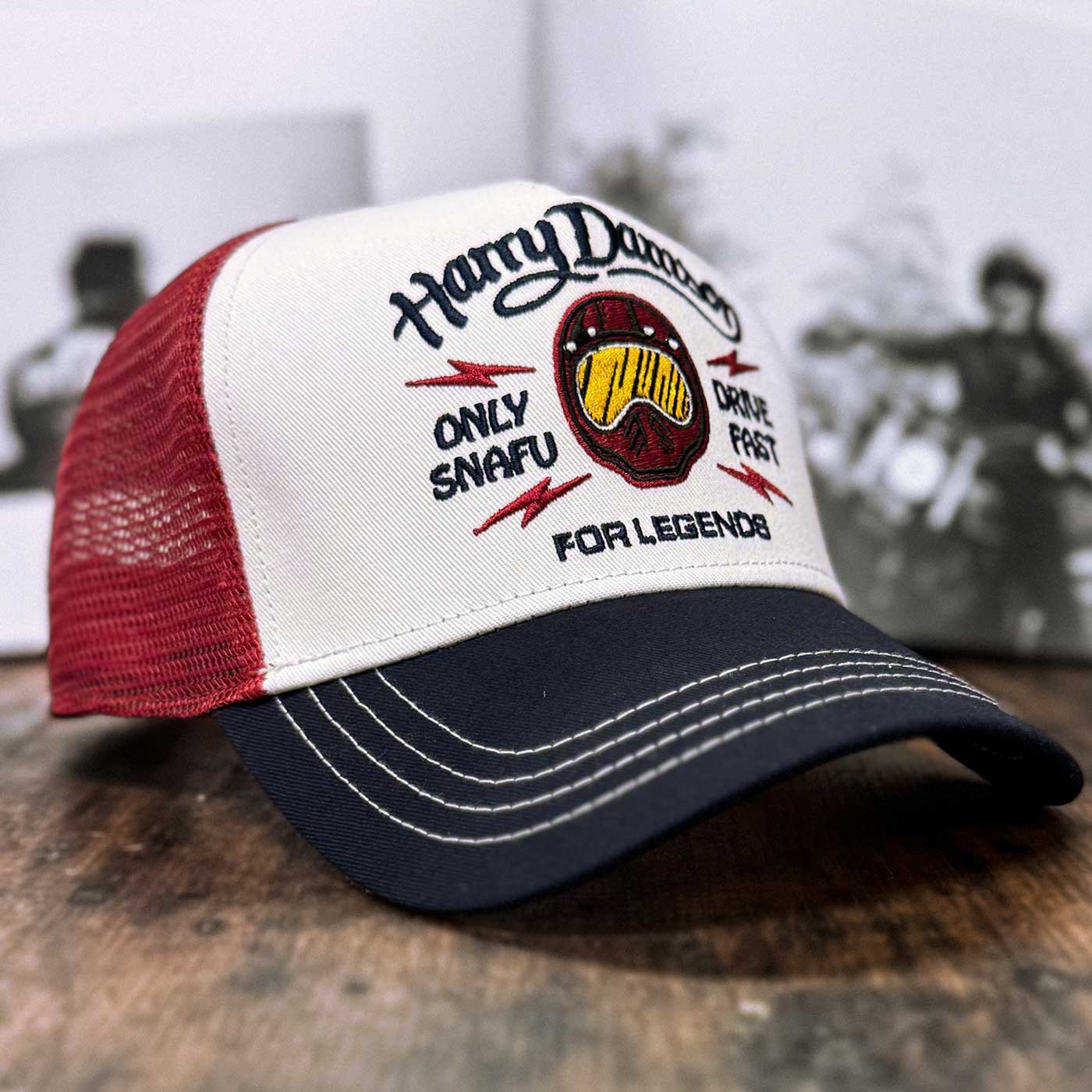 Burgunderfarbene Trucker Cap aus der Design-Brand-Kollaboration For Legends x Harry Damson