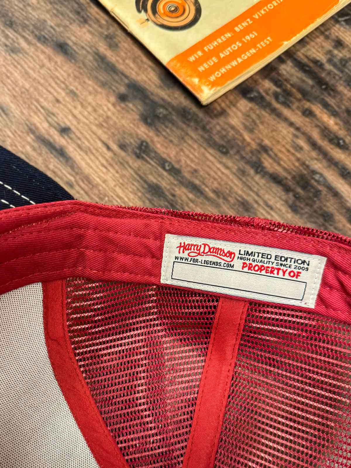 Burgunderfarbene Trucker Cap mit Limited Edition Label, For Legends x Harry Damson, exklusiv