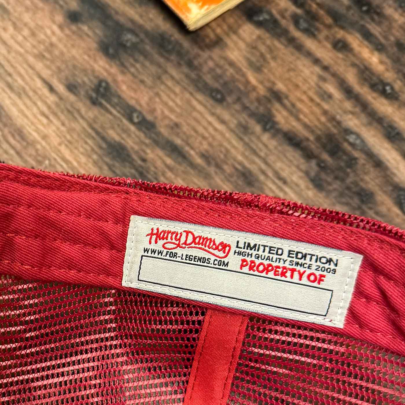 Burgunderfarbene Trucker Cap aus limitierter Sammleredition, For Legends x Harry Damson