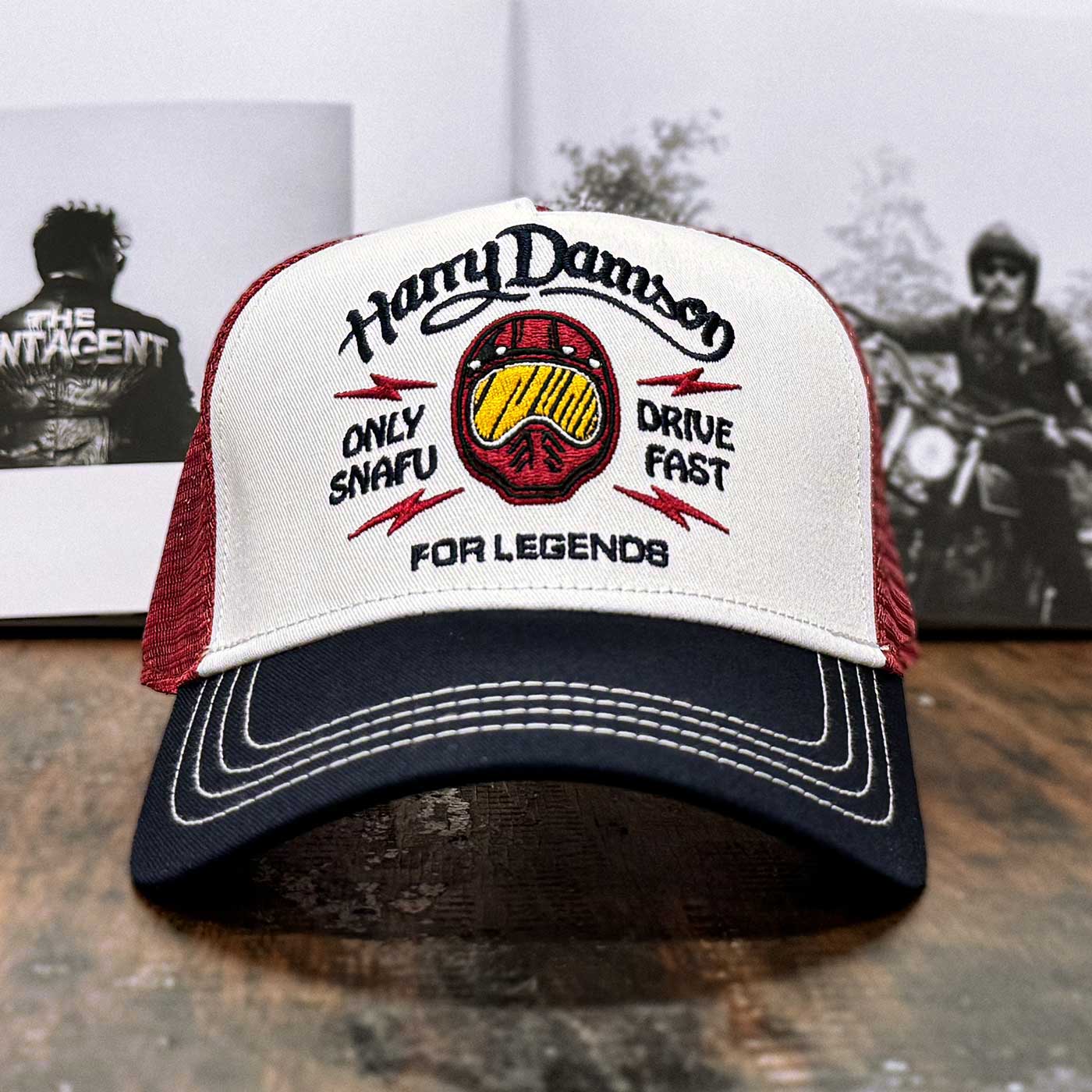 Burgunderfarbene Trucker Cap mit Fokus auf 'Only Snafu – Drive Fast' Schriftzug, For Legends x Harry Damson