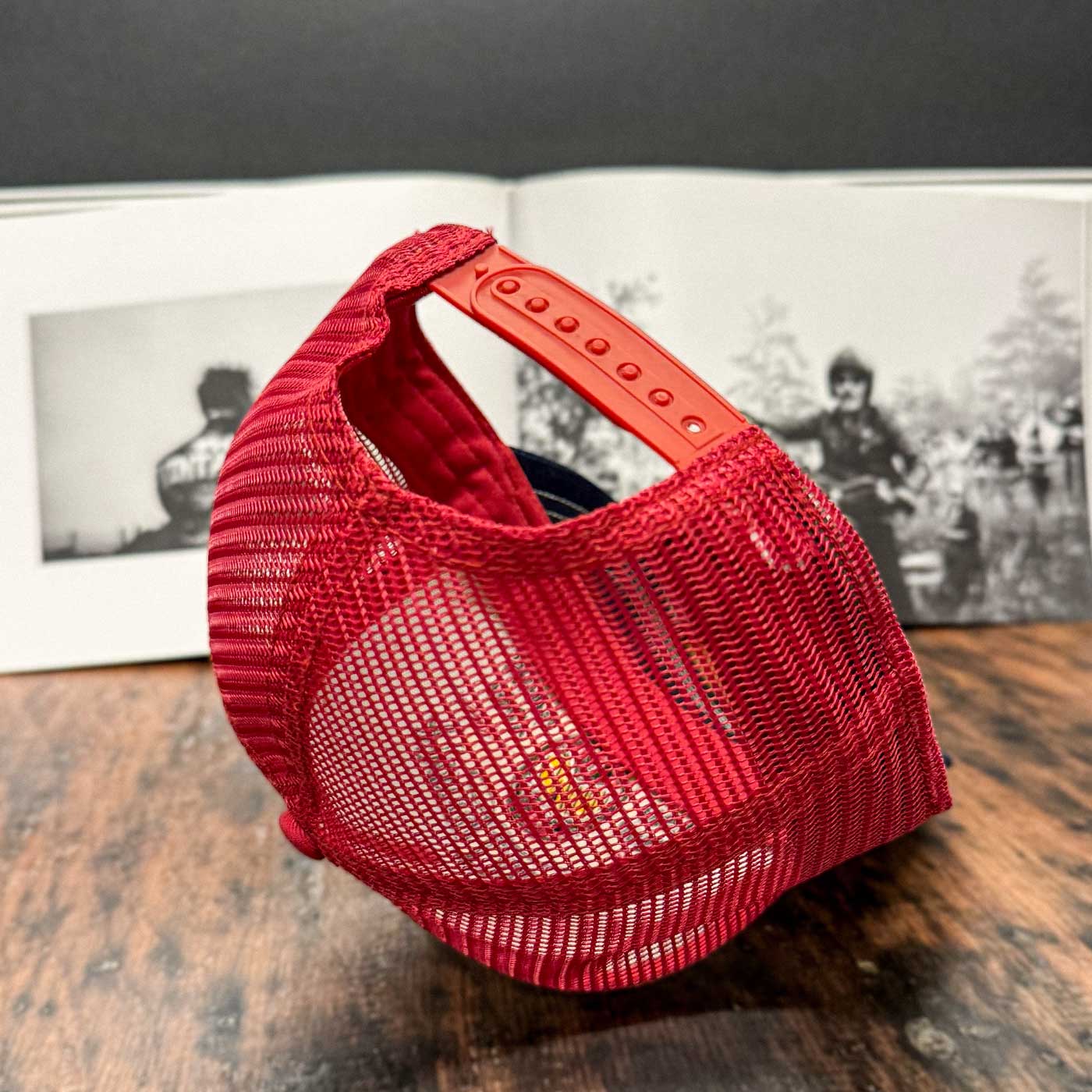 Burgunderfarbene Trucker Cap mit Premium-Qualität, luftdurchlässigem Mesh, stabilem Schild und verstellbarem Snapback für perfekten Sitz, For Legends x Harry Damson