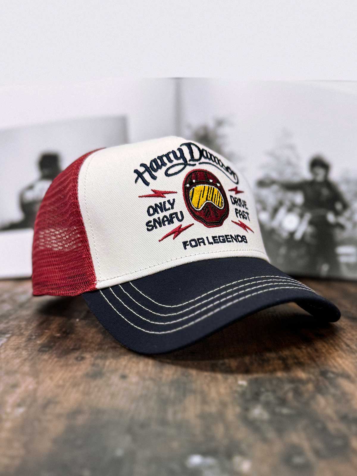 Burgunderfarbene Trucker Cap in schräger Seitenansicht von links, mit Motorradhelm und 'Only Snafu – Drive Fast' Schriftzug im Mittelpunkt, For Legends x Harry Damson