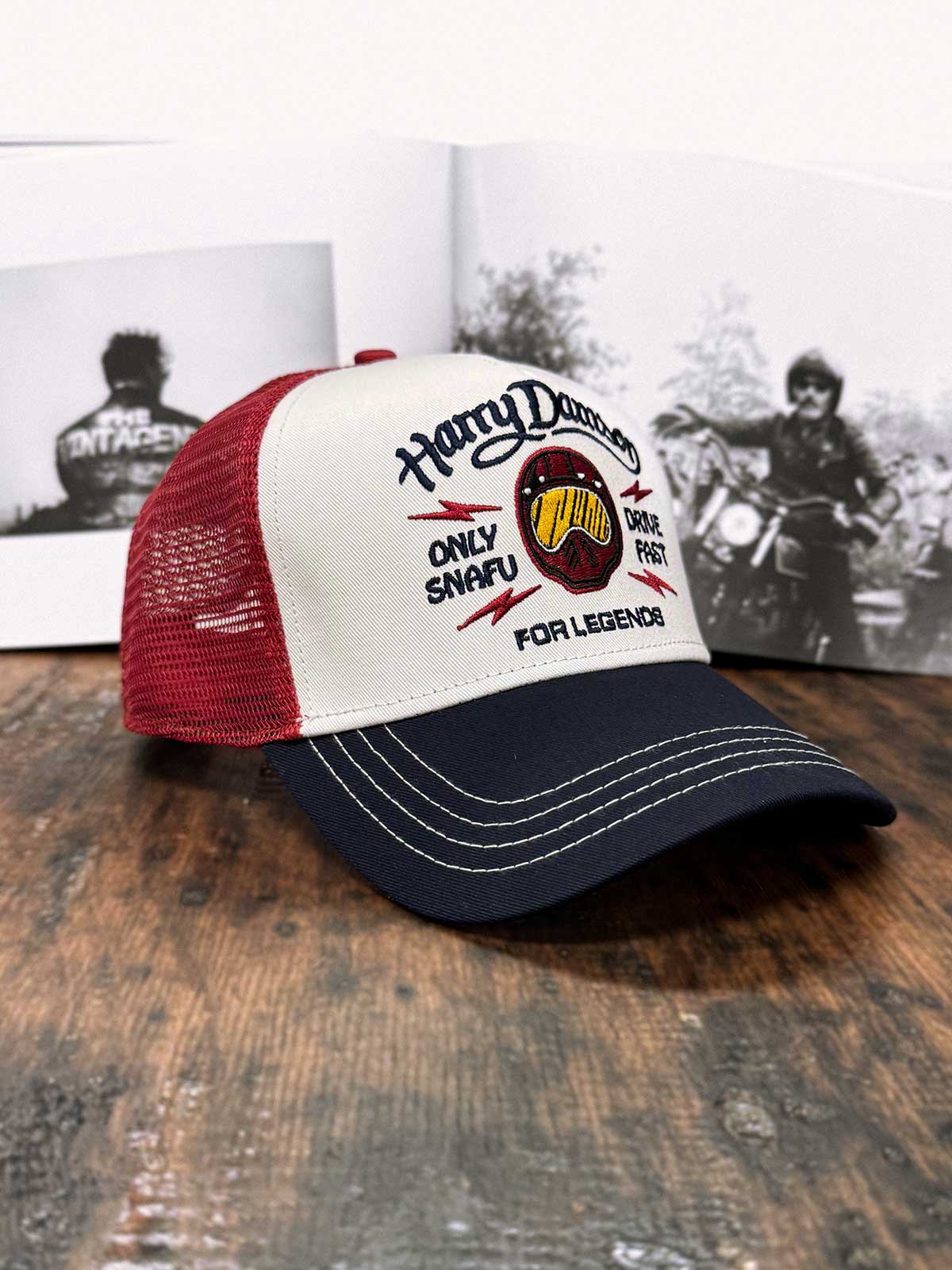 Burgunderfarbene Trucker Cap in Seitenansicht von rechts im Urban Fashion Style, For Legends x Harry Damson