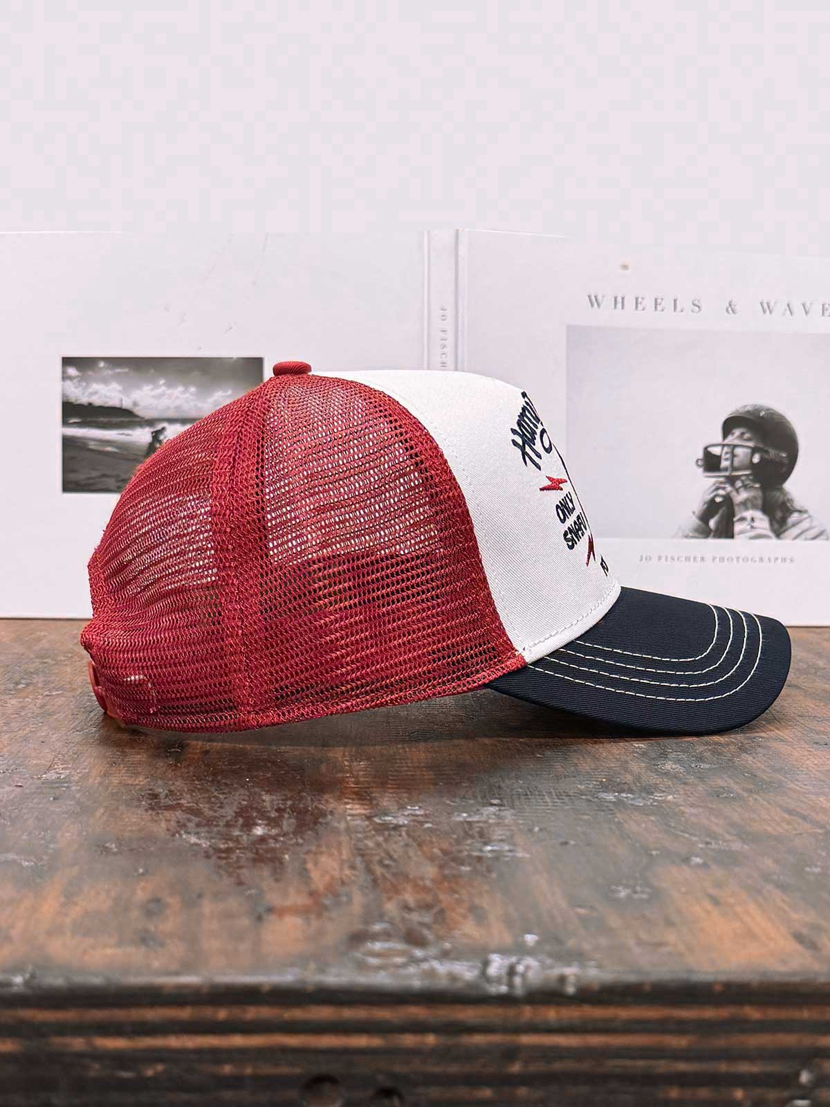 Burgunderfarbene Trucker Cap im Streetwear-Stil von der Seite, mit Café Racer Motorrad im Hintergrund, For Legends x Harry Damson