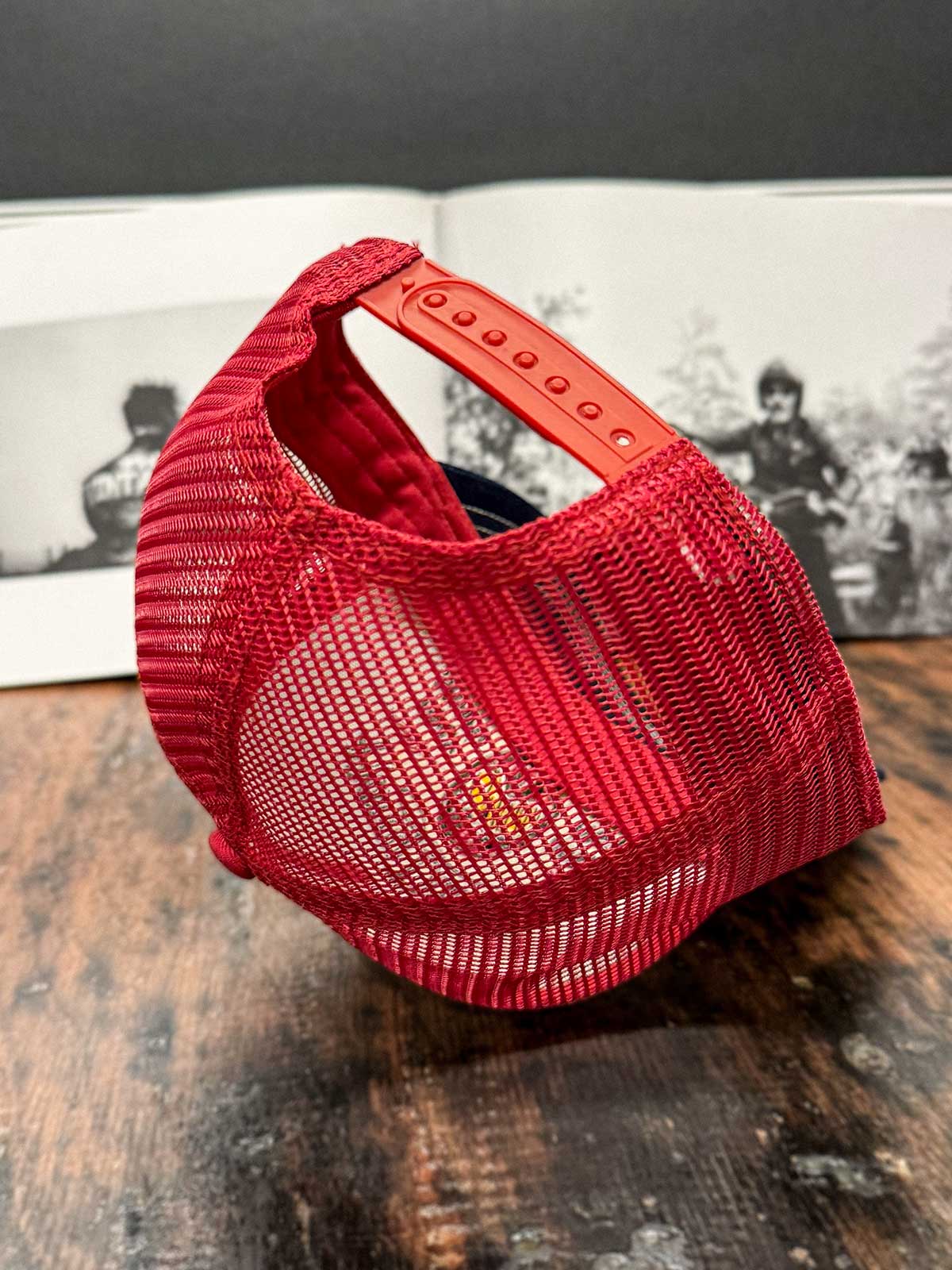 Burgunderfarbene Trucker Cap mit Mesh-Back und Snapback von hinten, Harley-Fahrer im schwarz-weißen Hintergrund, For Legends x Harry Damson