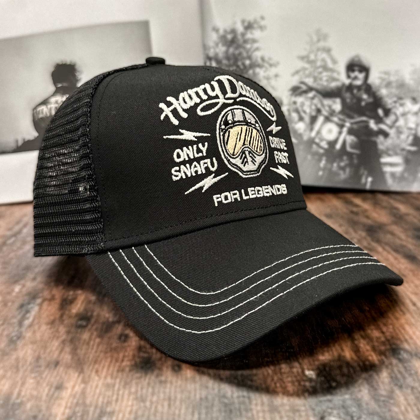 Schwarze Trucker Cap aus der Design-Brand-Kollaboration For Legends x Harry Damson
