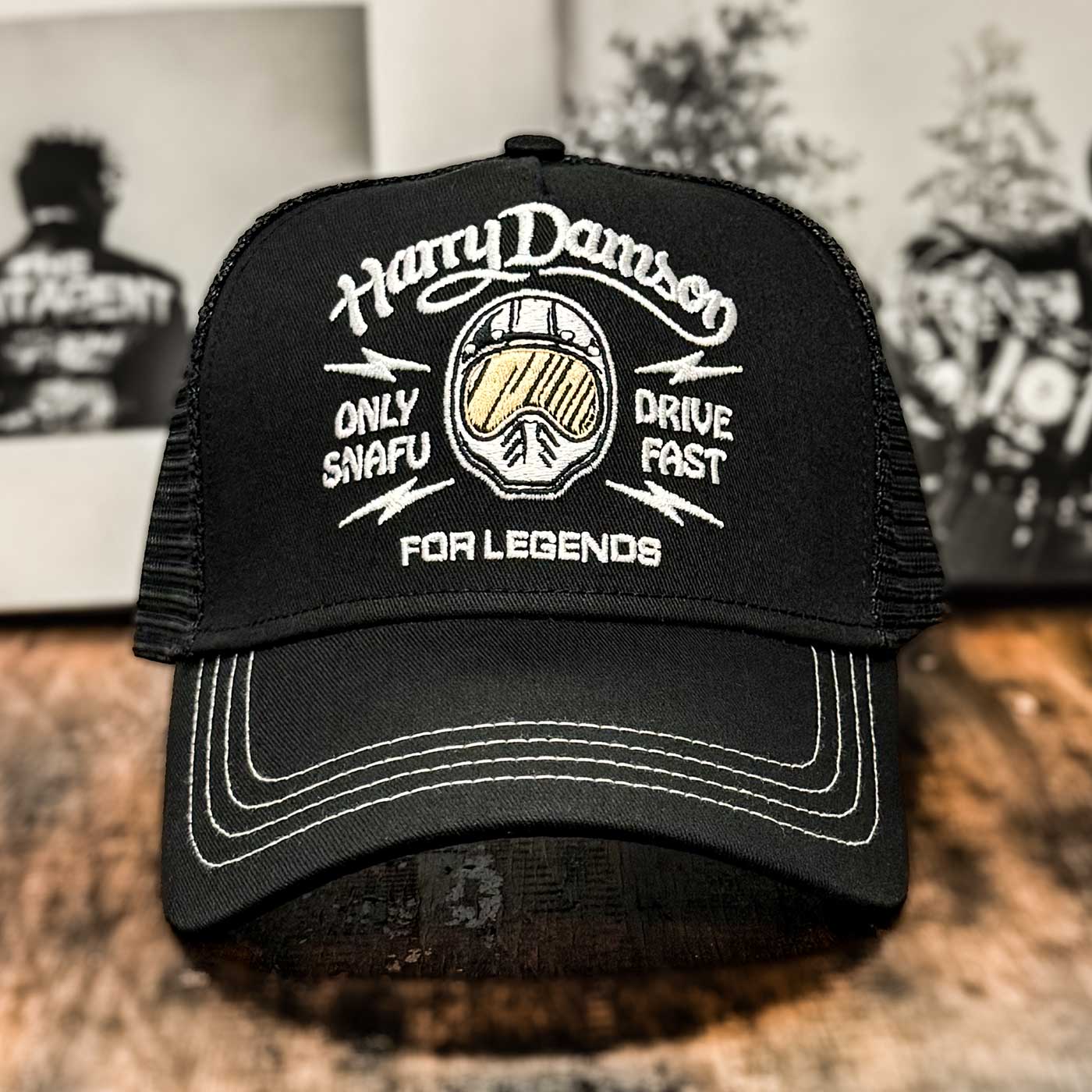 Schwarze Trucker Cap mit Fokus auf 'Only Snafu - Drive Fast' Schriftzug, For Legends x Harry Damson