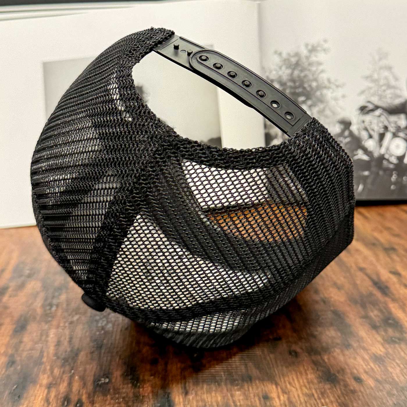 Schwarze Trucker Cap mit Premium-Qualität, luftdurchlässigem Mesh, stabilem Schild und verstellbarem Snapback für perfekten Sitz, For Legends x Harry Damson