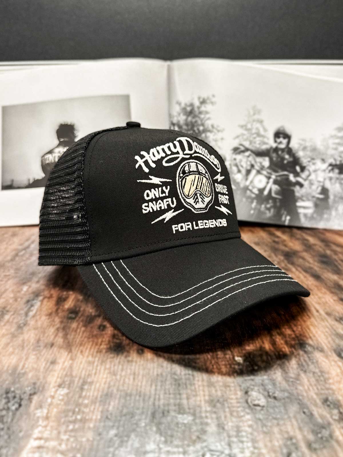 Schwarze Trucker Cap in Seitenansicht von rechts im Urban Fashion Style, For Legends x Harry Damson