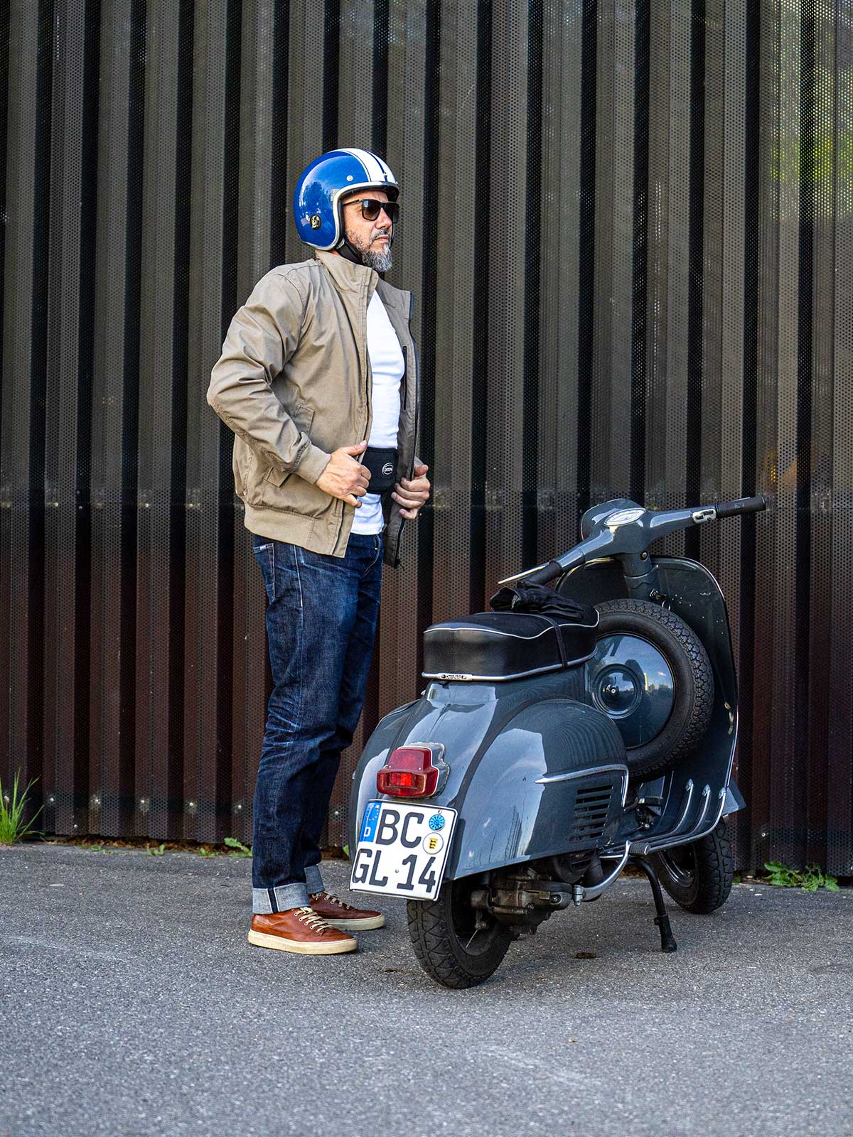 Ein Mann fährt auf einer Vespa und trägt einen abriebfesten Blouson der Marke For-Legends by Caduff, ideal für urban mobility - for-legends.com. A man rides a Vespa wearing an abrasion-resistant Blouson by For-Legends by Caduff, ideal for urban mobility - for-legends.com