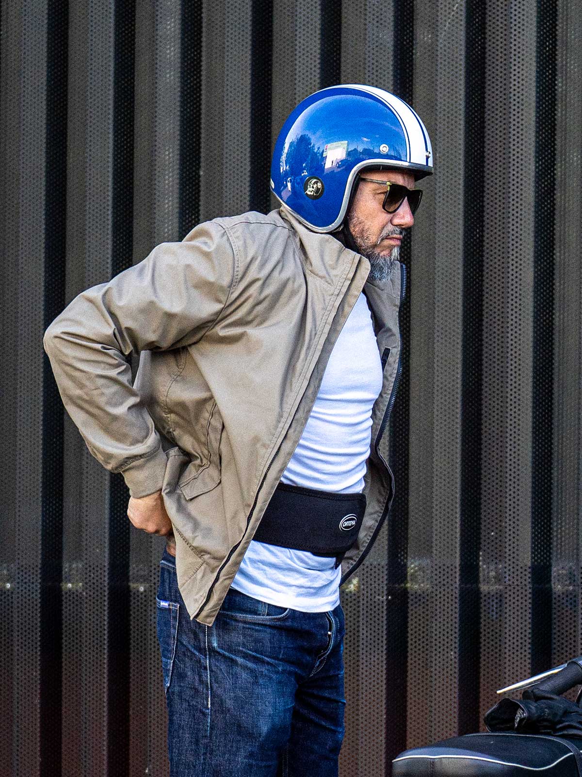 Ein Mann fährt auf einer Vespa und trägt einen abriebfesten Blouson der Marke For-Legends by Caduff, ideal für urban mobility - for-legends.com. A man rides a Vespa wearing an abrasion-resistant Blouson by For-Legends by Caduff, ideal for urban mobility - for-legends.com