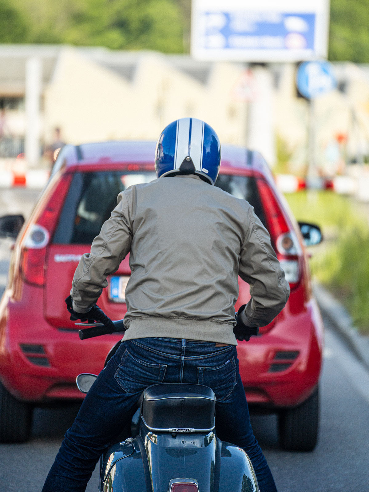 Ein Mann fährt auf einer Vespa und trägt einen abriebfesten Blouson der Marke For-Legends by Caduff, ideal für urban mobility - for-legends.com. A man rides a Vespa wearing an abrasion-resistant Blouson by For-Legends by Caduff, ideal for urban mobility - for-legends.com