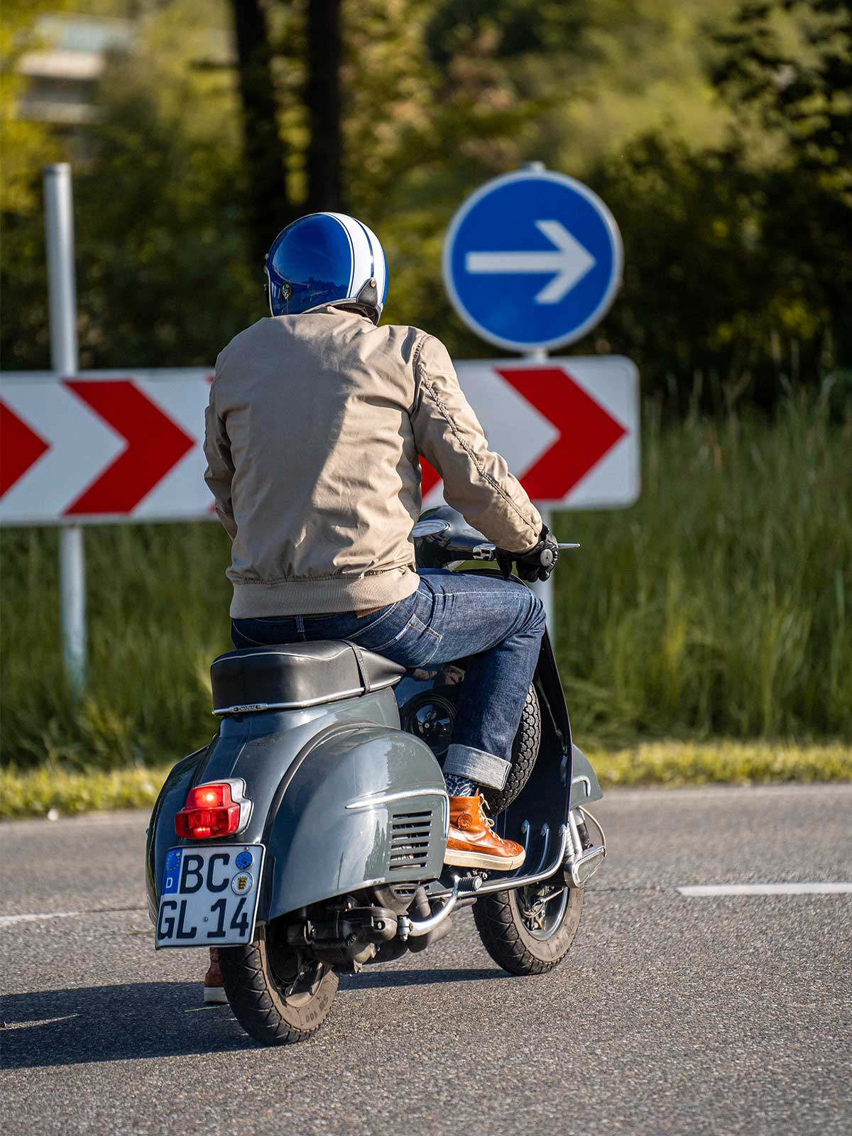 Ein Mann fährt auf einer Vespa und trägt einen abriebfesten Blouson der Marke For-Legends by Caduff, ideal für urban mobility - for-legends.com. A man rides a Vespa wearing an abrasion-resistant Blouson by For-Legends by Caduff, ideal for urban mobility - for-legends.com