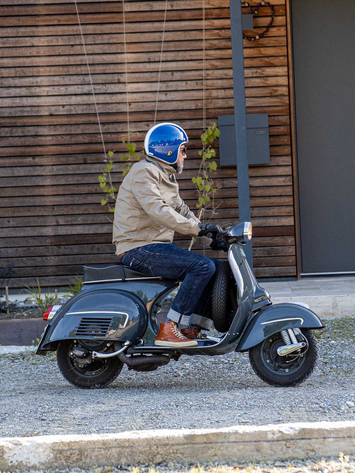 Ein Mann fährt auf einer Vespa und trägt einen abriebfesten Blouson der Marke For-Legends by Caduff, ideal für urban mobility - for-legends.com. A man rides a Vespa wearing an abrasion-resistant Blouson by For-Legends by Caduff, ideal for urban mobility - for-legends.com