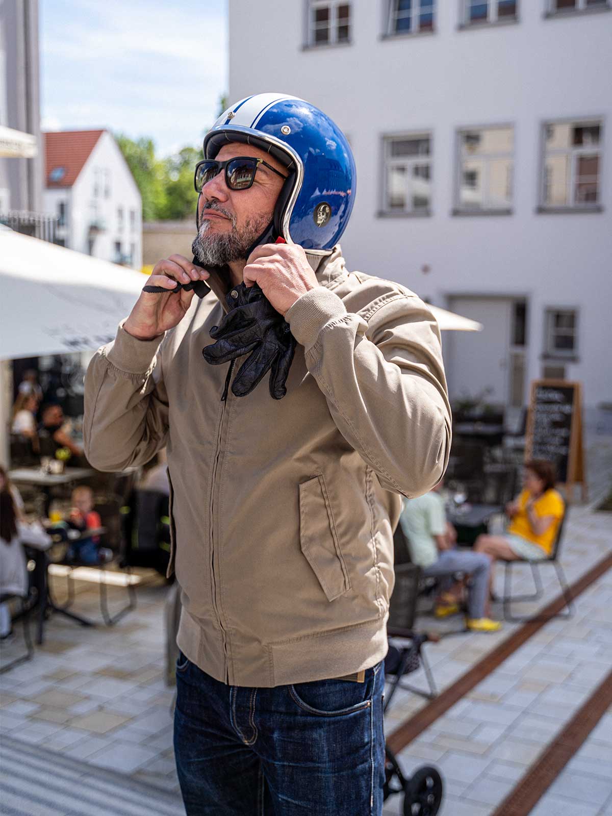 Ein Mann fährt auf einer Vespa und trägt einen abriebfesten Blouson der Marke For-Legends by Caduff, ideal für urban mobility - for-legends.com. A man rides a Vespa wearing an abrasion-resistant Blouson by For-Legends by Caduff, ideal for urban mobility - for-legends.com
