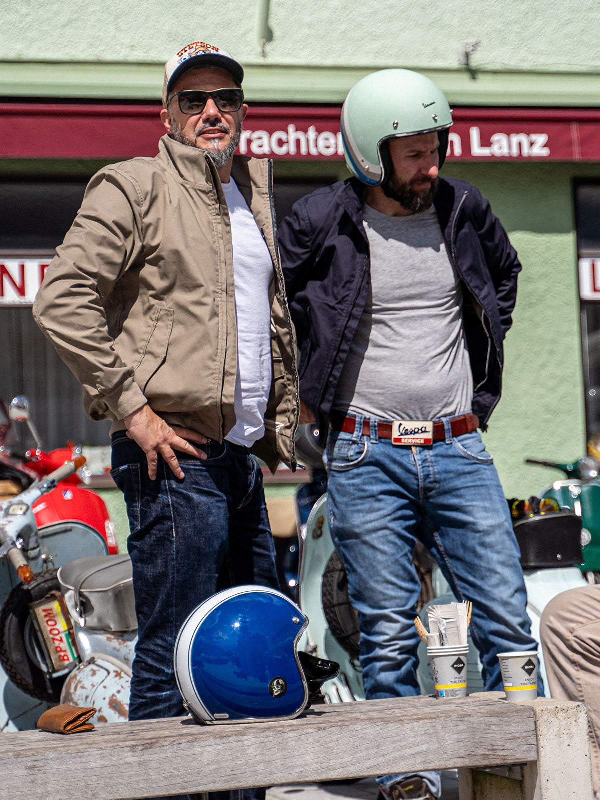 Ein Mann fährt auf einer Vespa und trägt einen abriebfesten Blouson der Marke For-Legends by Caduff, ideal für urban mobility - for-legends.com. A man rides a Vespa wearing an abrasion-resistant Blouson by For-Legends by Caduff, ideal for urban mobility - for-legends.com