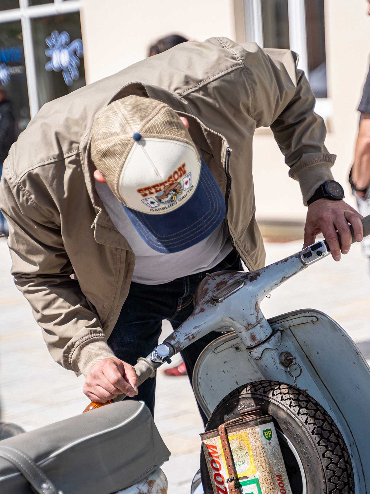 Ein Mann fährt auf einer Vespa und trägt einen abriebfesten Blouson der Marke For-Legends by Caduff, ideal für urban mobility - for-legends.com. A man rides a Vespa wearing an abrasion-resistant Blouson by For-Legends by Caduff, ideal for urban mobility - for-legends.com