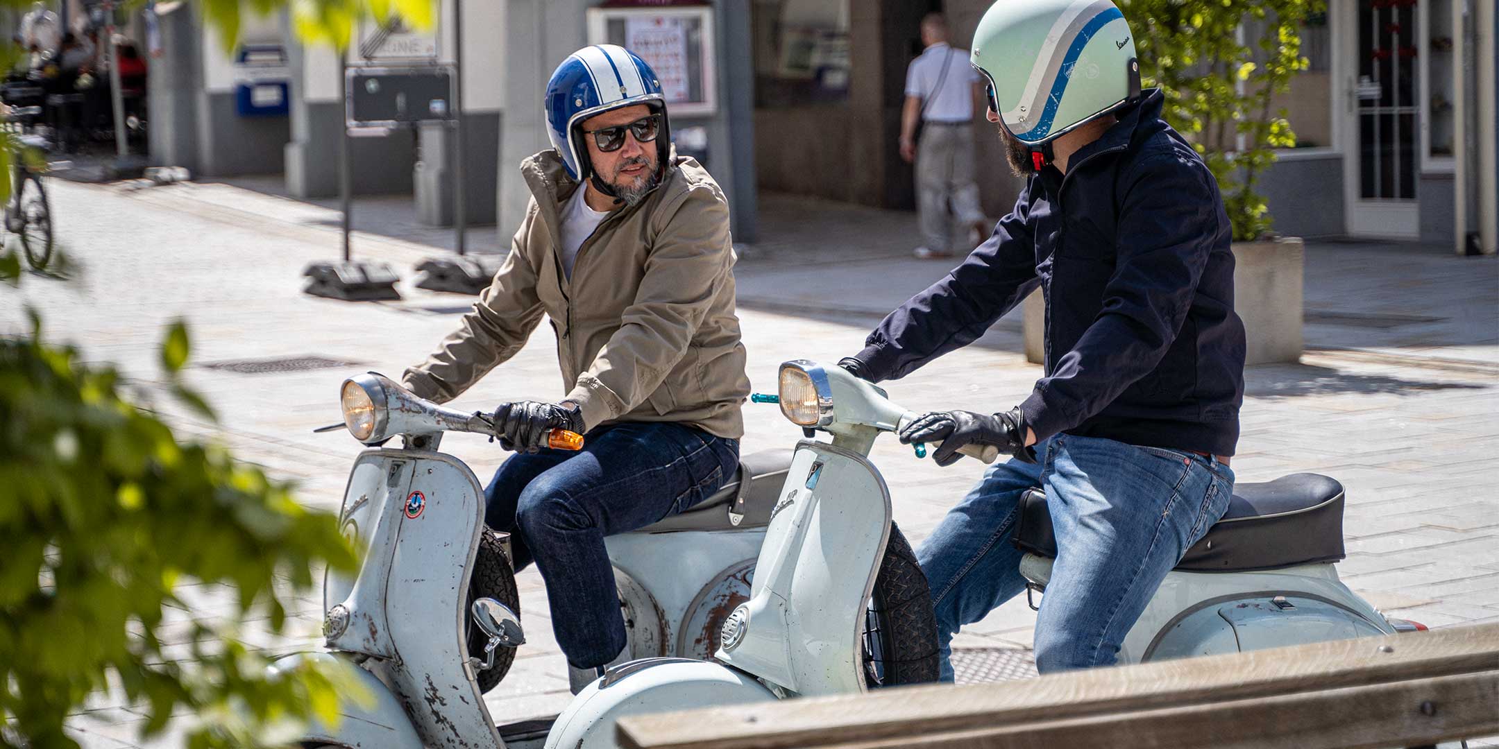 Ein Mann fährt auf einer Vespa und trägt einen abriebfesten Blouson der Marke For-Legends by Caduff, ideal für urban mobility - for-legends.com. A man rides a Vespa wearing an abrasion-resistant Blouson by For-Legends by Caduff, ideal for urban mobility - for-legends.com.