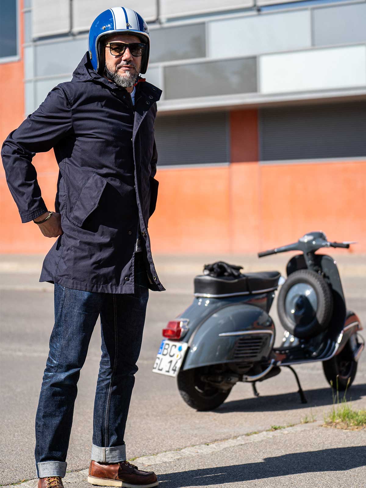 Ein Mann fährt auf einer Vespa | Scooter und trägt einen abriebfesten Parka der Marke For-Legends by Caduff, ideal für urban mobility - for-legends.com. A man rides on a Vespa / Scooter wearing an abrasion-resistant parka by For-Legends by Caduff, ideal for urban mobility - for-legends.com