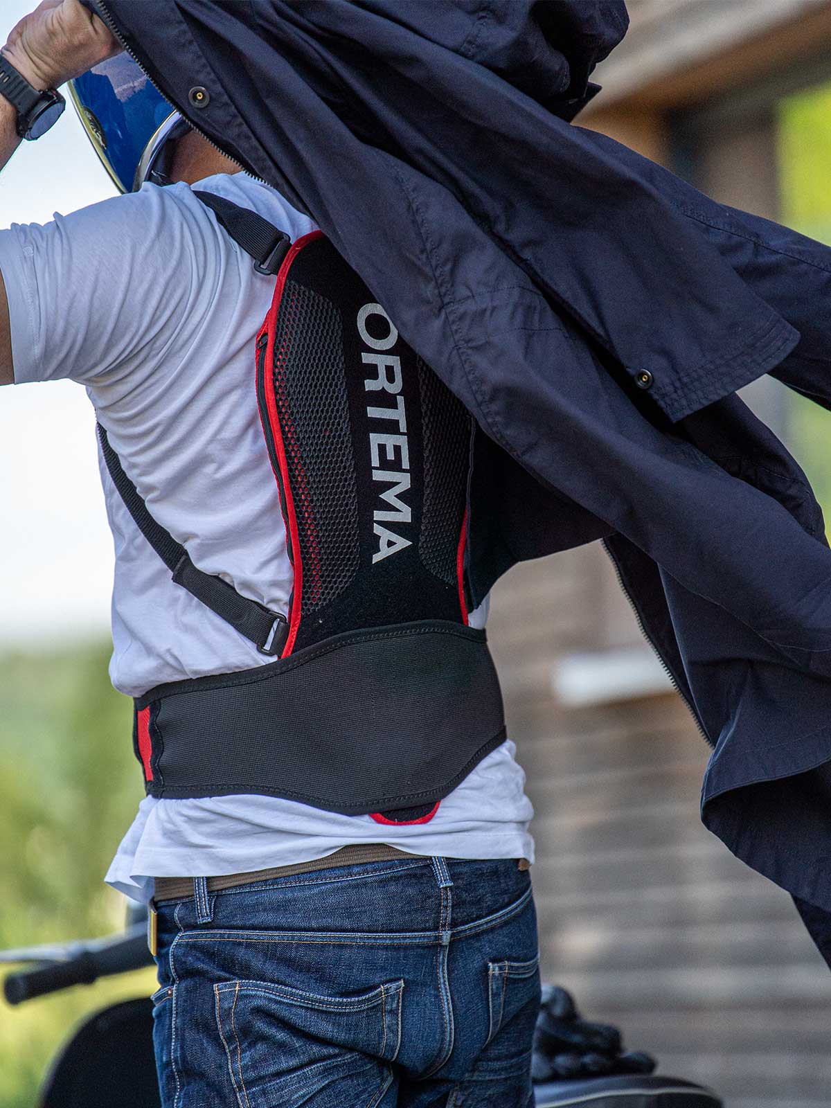 Ein Mann fährt auf einer Vespa | Scooter und trägt einen abriebfesten Parka der Marke For-Legends by Caduff sowie einen Back Protector von Orthema, ideal für urban mobility - for-legends.com. A man rides on a Vespa / Scooter wearing an abrasion-resistant parka by For-Legends by Caduff and a Back Protector from Orthema ideal for urban mobility - for-legends.com