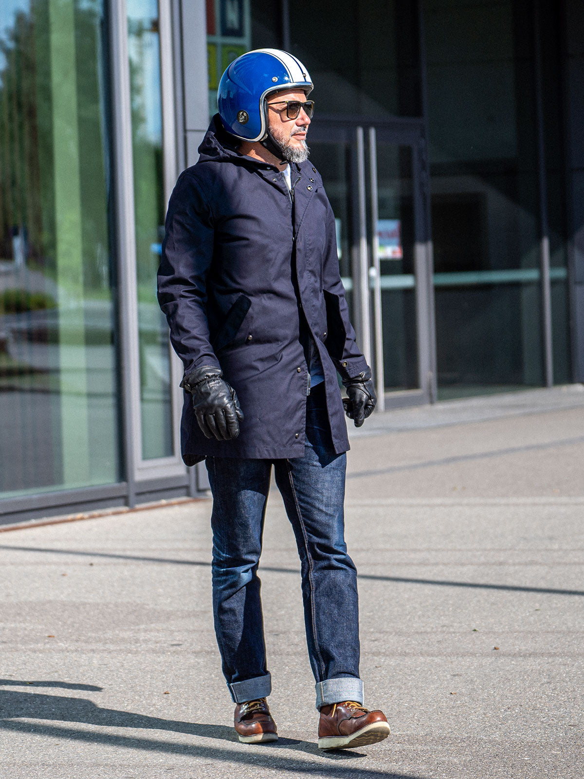 Ein Mann fährt auf einer Vespa | Scooter und trägt einen abriebfesten Parka der Marke For-Legends by Caduff, ideal für urban mobility - for-legends.com. A man rides on a Vespa / Scooter wearing an abrasion-resistant parka by For-Legends by Caduff, ideal for urban mobility - for-legends.com