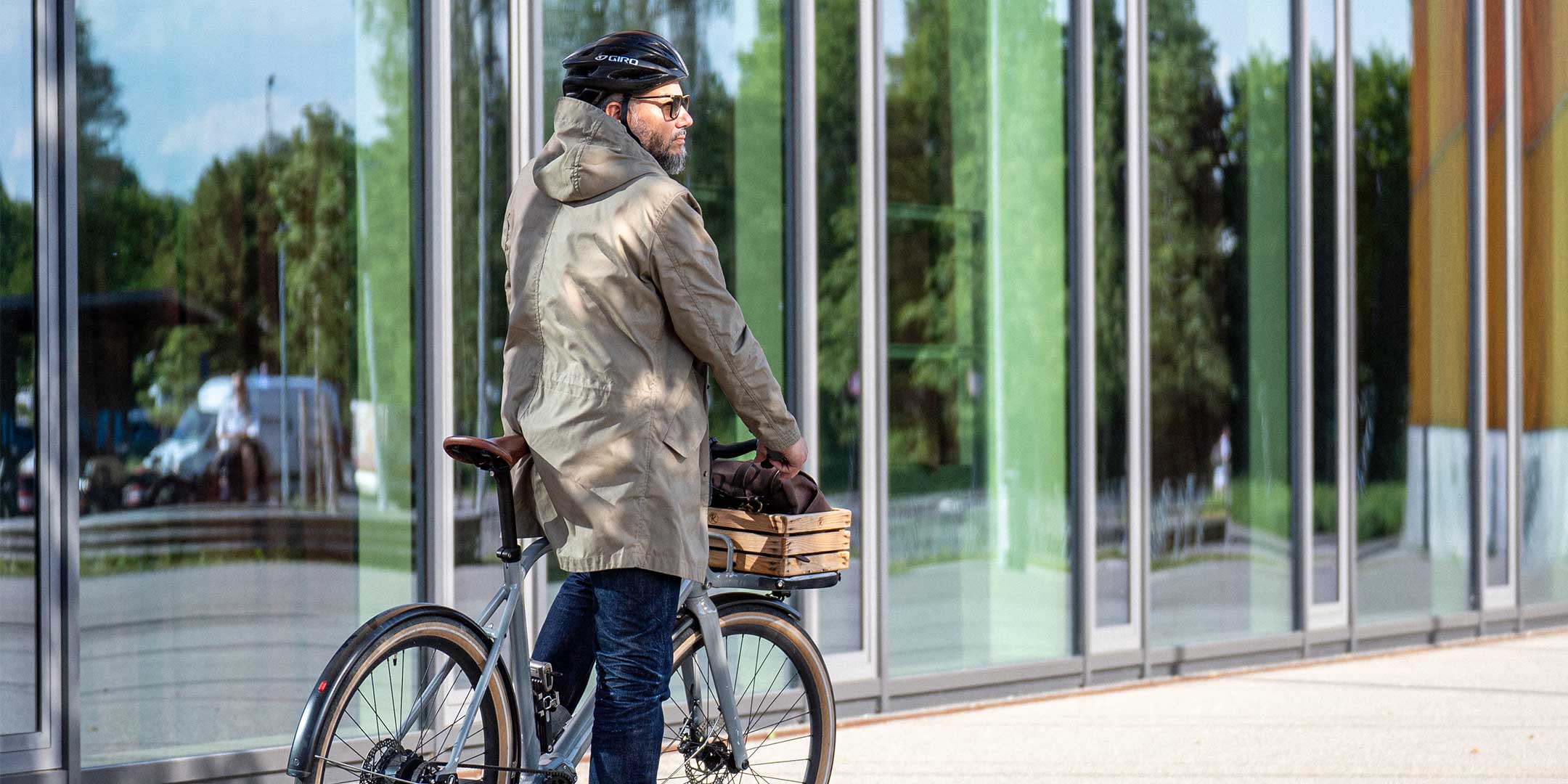 Ein Mann fährt auf einem E-BIKE und trägt einen abriebfesten Parka der Marke For-Legends by Caduff, ideal für urban mobility - for-legends.com. A man rides an E-BIKE wearing an abrasion-resistant parka by For-Legends by Caduff, ideal for urban mobility - for-legends.com.