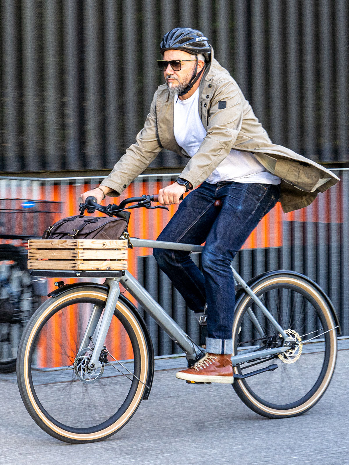 Ein Mann fährt auf einem E-BIKE und trägt einen abriebfesten Parka der Marke For-Legends by Caduff, ideal für urban mobility - for-legends.com. A man rides an E-BIKE wearing an abrasion-resistant parka by For-Legends by Caduff, ideal for urban mobility - for-legends.com.